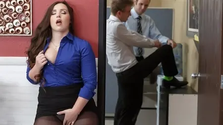 Анальный секс брюнетки с огромной задницей в офисе