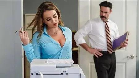 Порно миловидной стройной шатенки секретарши с боссом на столе